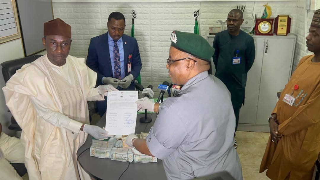 EFCC Commences Investigation of Suspect Arrested with $578,000 in Lagos